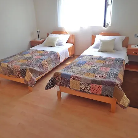 Apartmán Kiki-udoban Smjestaj Za 5 Osoba Na Mirnoj Lokaciji Starigrad Paklenica