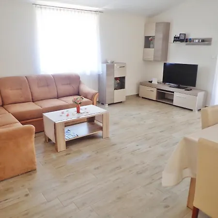 Appartement Kiki-udoban Smjestaj Za 5 Osoba Na Mirnoj Lokaciji *
