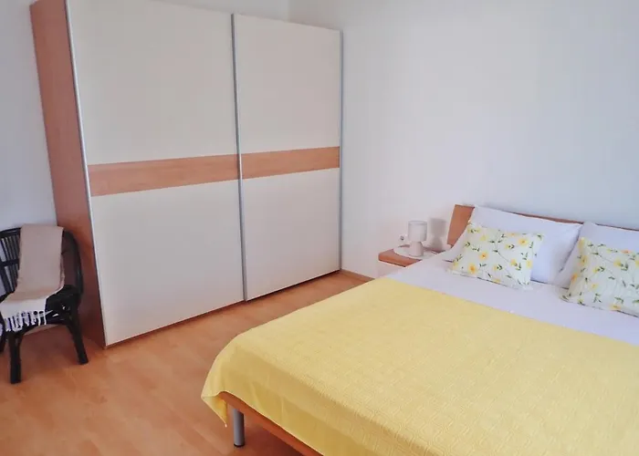 Kiki-udoban Smjestaj Za 5 Osoba Na Mirnoj Lokaciji Διαμέρισμα