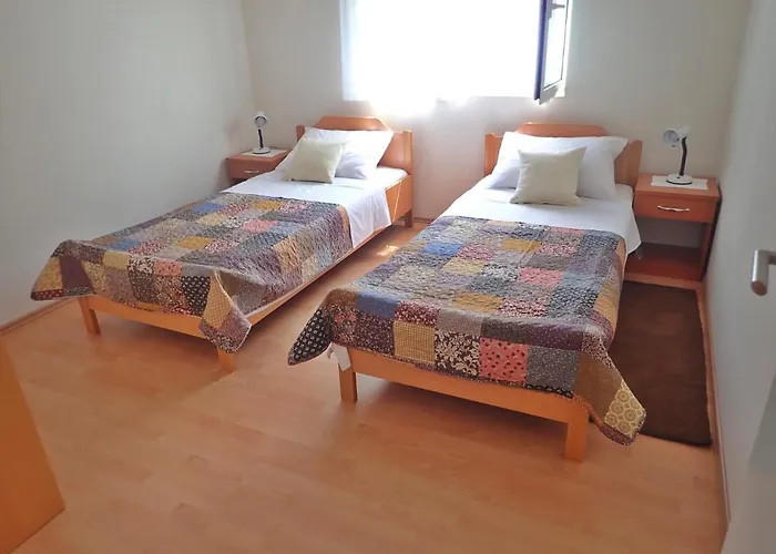 Apartmán Kiki-udoban Smjestaj Za 5 Osoba Na Mirnoj Lokaciji Starigrad Paklenica